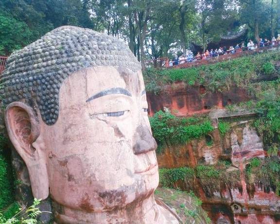 樂山大佛叫做彌勒佛坐像,整體高度為71米,它是我國最大的坐像之一.