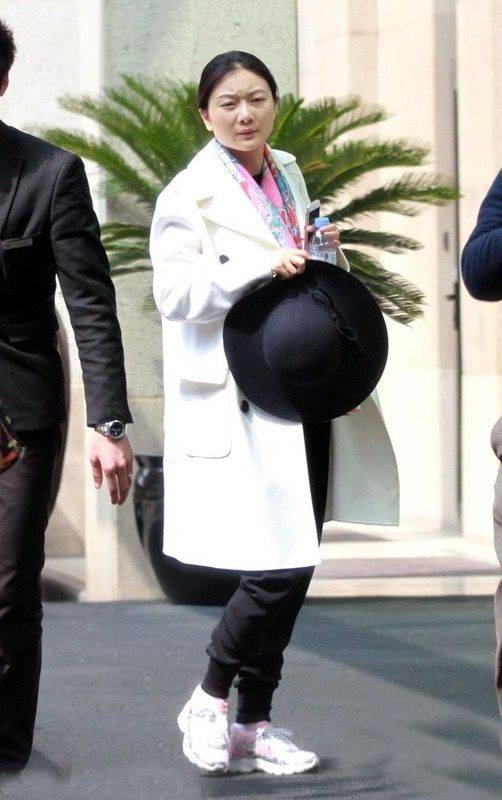 张艺谋 张艺谋一家五口雪村度假，陈婷穿白羽绒服好美，女儿站一旁黑不少