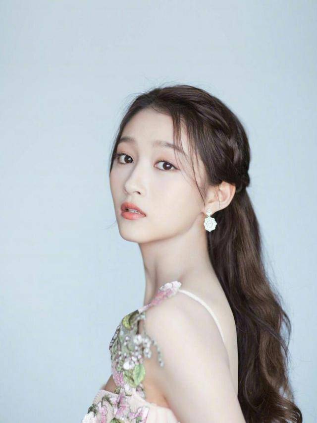 身材 关晓彤是不是得罪了发型师？和白娘子完美撞脸，还真有点相似