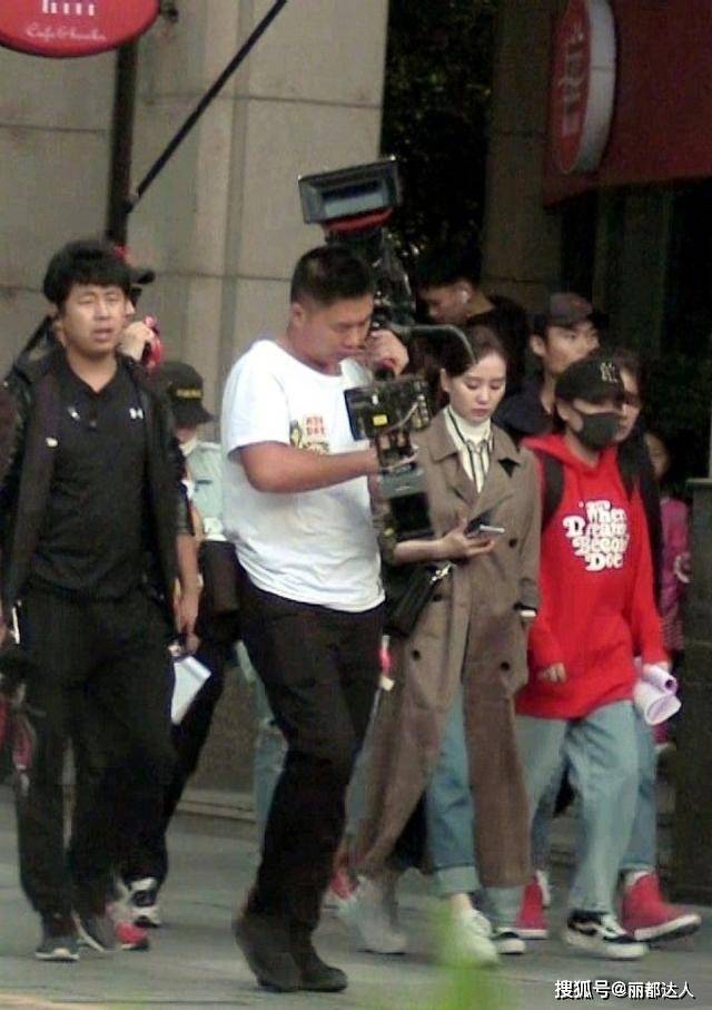 状态 刘诗诗最新路透终于不穿西装,一袭长风衣扎马尾,众人簇拥变大佬