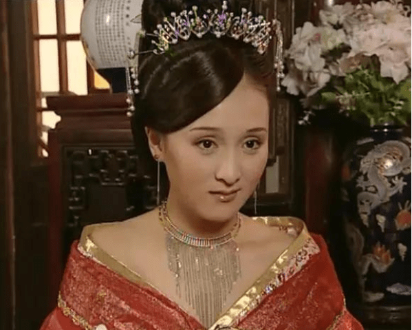 "梦萍"罕见与老公秀恩爱,经营婚姻15年,让豪门婆婆另眼相看_乐珈彤