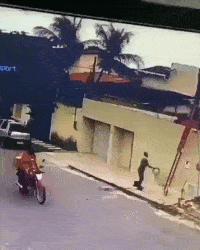 女生|搞笑GIF趣圖：千萬不要松開，我來救你