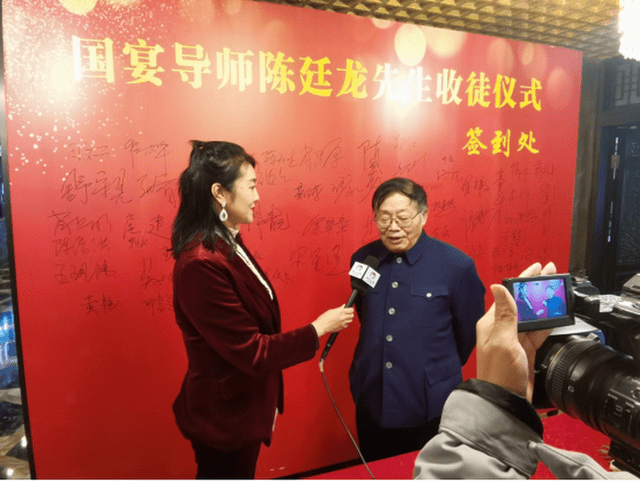 在随后的采访中,陈廷龙大师强调,自小师从父亲学习烹制川菜,技艺纯熟