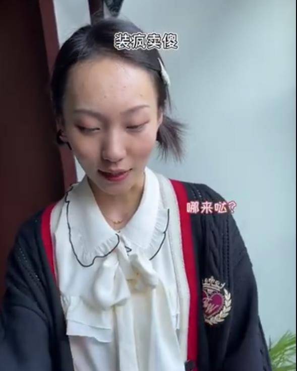 邵雨轩女搭档张小花正脸被曝,脸蛋胖乎乎的,手捧干花出镜超温柔_视频