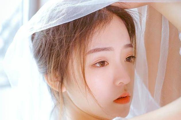 梦见多年未见的女同学，重逢旧梦，情感交织的深层解读