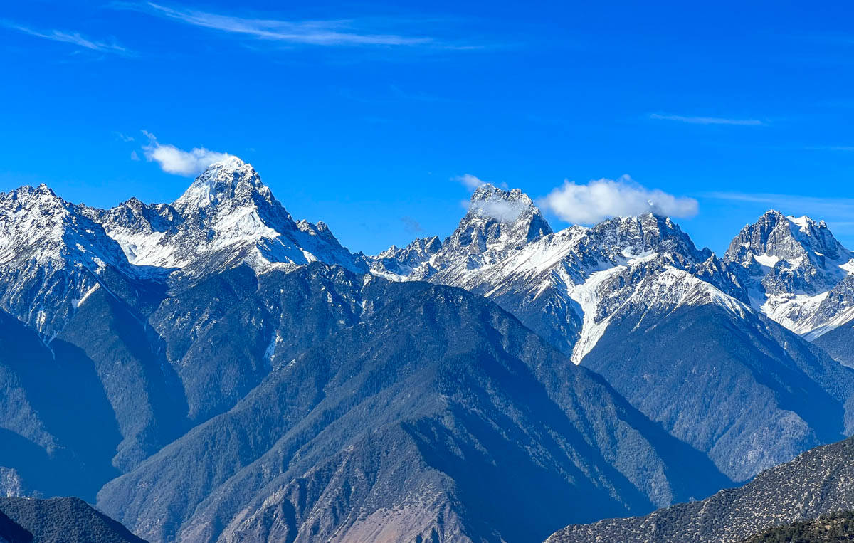 芒康|西藏自驾游第四天：翻越红拉山，在芒康遇见海拔4300米的莽措湖