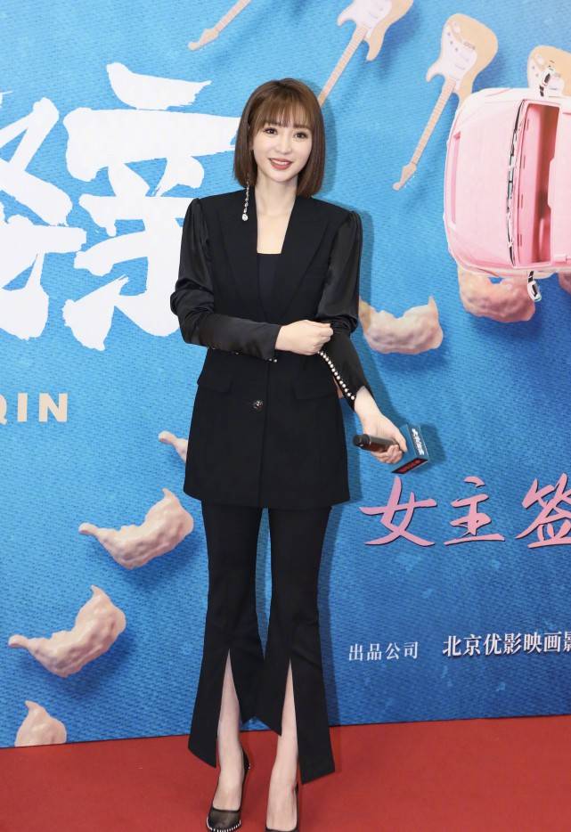脖颈 39岁的柳岩不一般！浪漫大波浪配紧身裙，凹凸曲线太吸睛