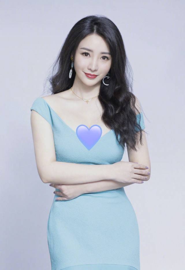 脖颈 39岁的柳岩不一般！浪漫大波浪配紧身裙，凹凸曲线太吸睛