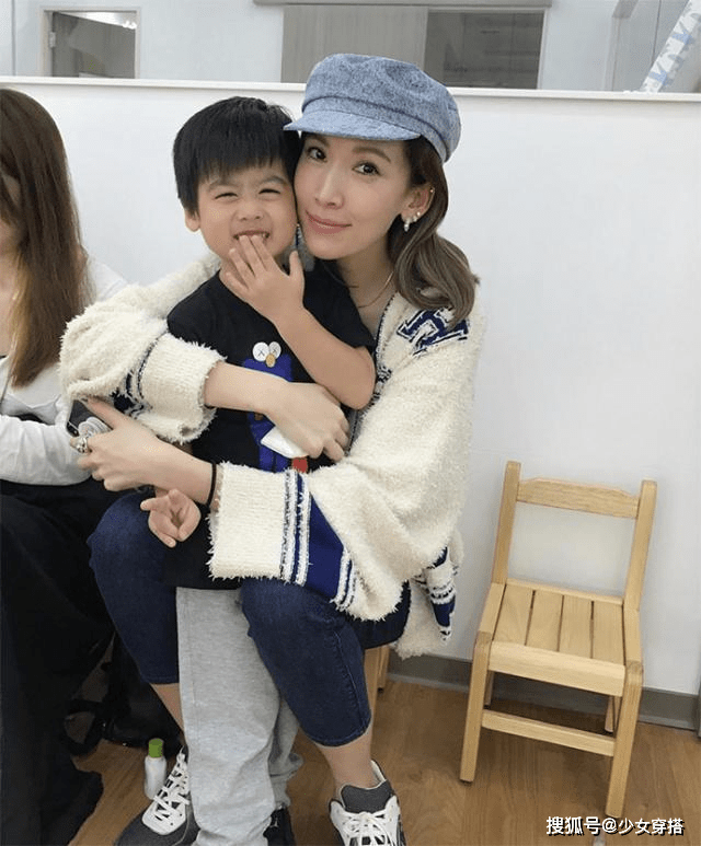 3岁双胞胎儿子jenson和kyson也经常出现在妈妈日常晒的照片里