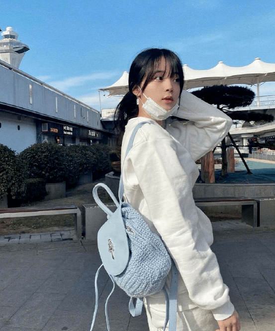 校园金色的欧阳娜娜见过吗？玫瑰金头发搭配米色针织衫，轻熟又童话
