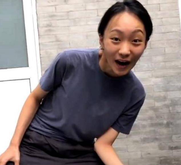 从张小花的声音中就可以判断,她跟邵雨轩一样,都