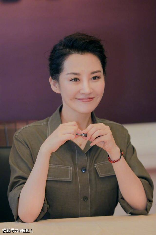 连体 许晴终于换风格,穿工装风连体裤又酷又美,配骆驼趾恨天高看不懂