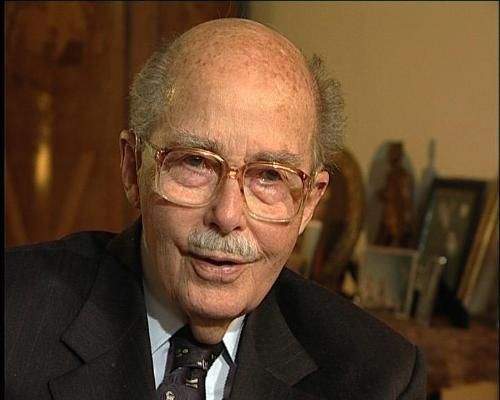 不过呢,这位可是有dna,法律文书证明确实祖上光荣过,比如他的爷爷是