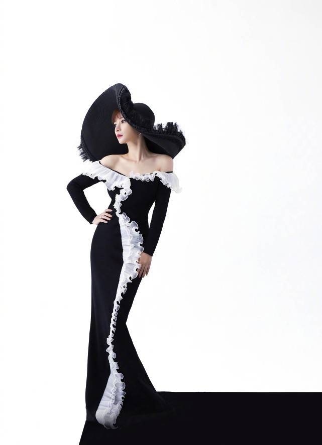 脖颈 39岁的柳岩不一般！浪漫大波浪配紧身裙，凹凸曲线太吸睛