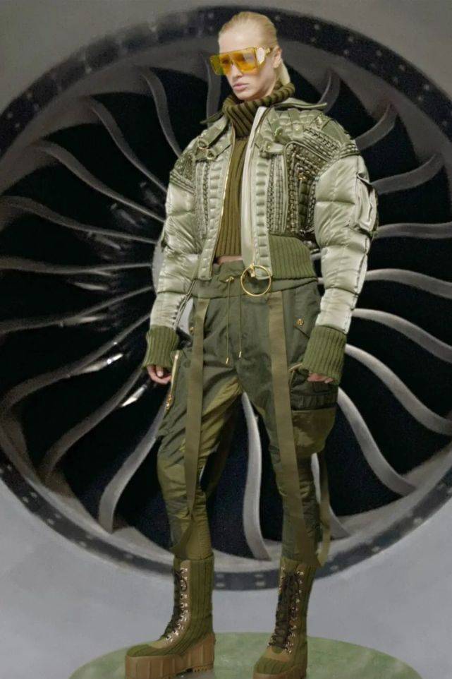 Balmain短款羽绒服是高腰裤和针织连衣裙的完美搭配