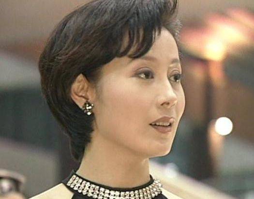 苦熬多年挤走原配,婚后不生孩子被丈夫抛弃,今63岁整容大变样_邬倩倩