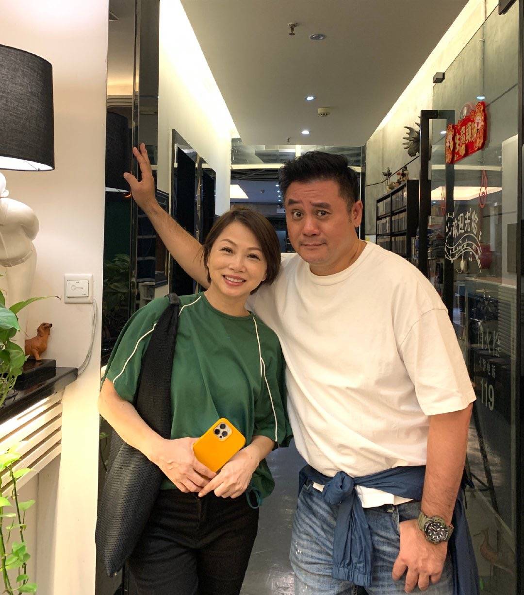 显得刘玉翠老得不真实，腿P的又长又细，镜子里却是五五身材粗短腿！