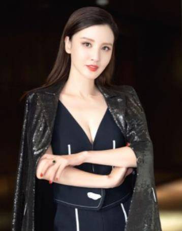 身材 40岁女星张萌太性感！穿低胸礼服显丰满身材，皮肤白皙涂大红唇