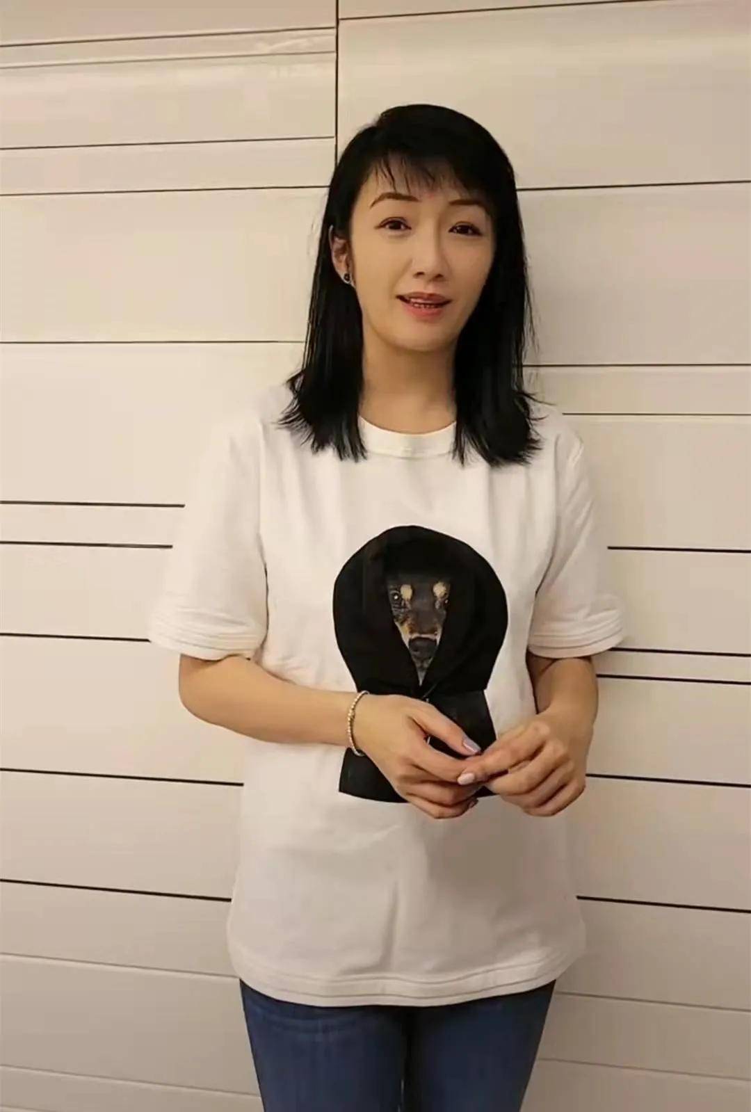 原创50岁港姐何婉盈美如少女直播只有200多人人生每步都是错