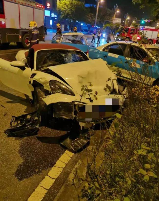 四川一保时捷跑车凌晨炸街闯红灯撞了两辆出租车逃逸网友愤怒