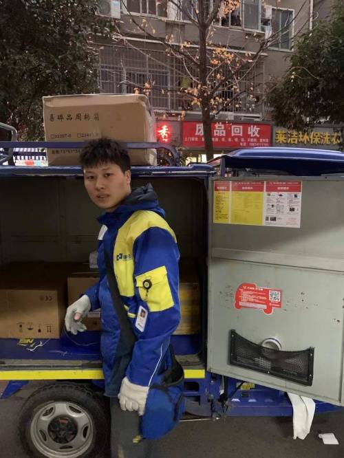送货上楼暖人心德邦快递小哥真情服务获称赞