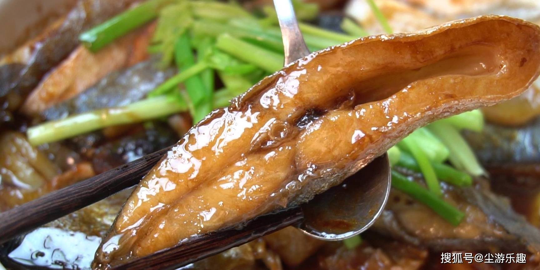 清水|五花肉里加1条鱼,没想到这么好吃,香味四溢,出锅拌汁能吃3碗饭