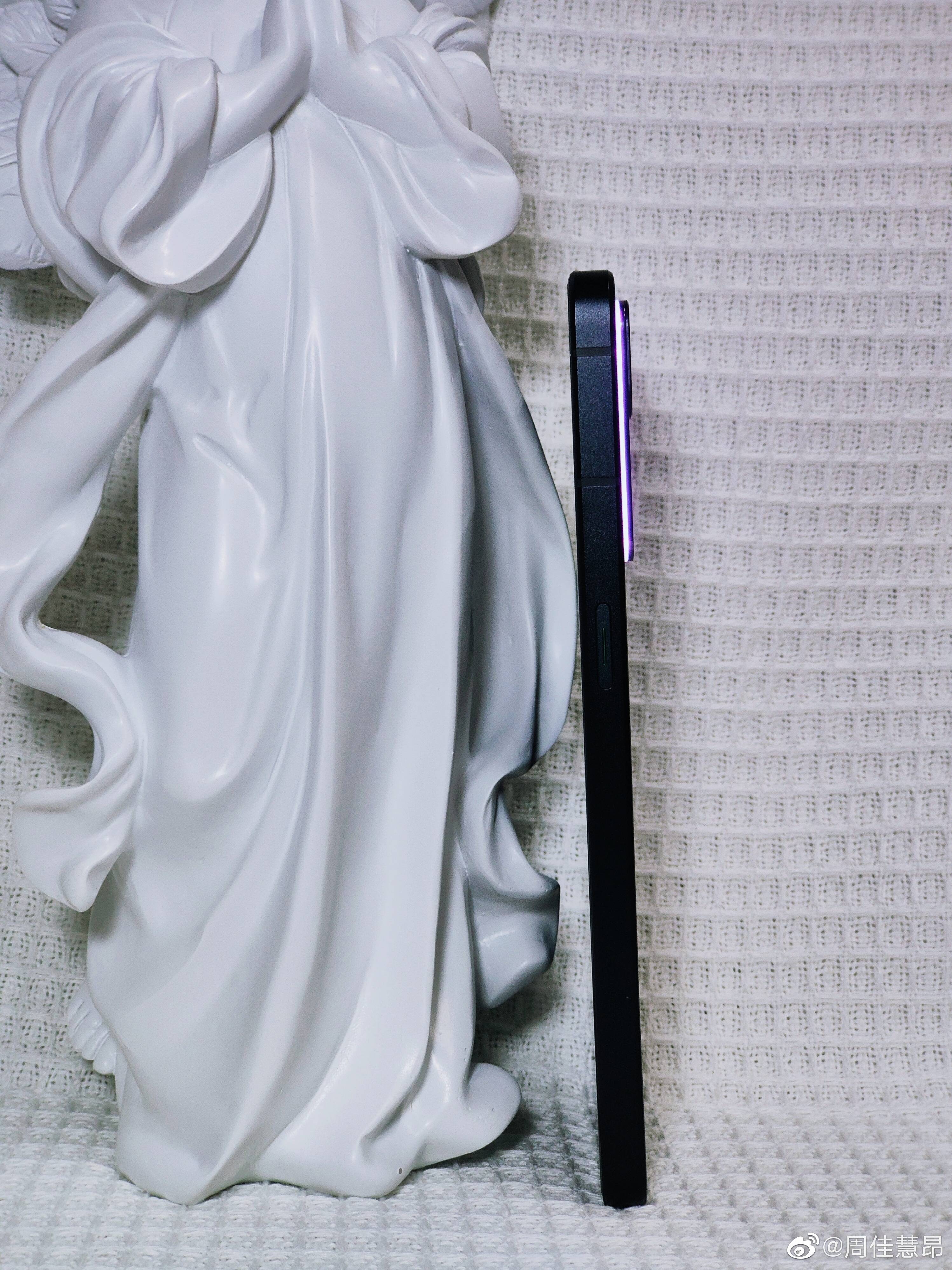 漂亮oppo reno7星夜黑版 凸显赛博朋克风格
