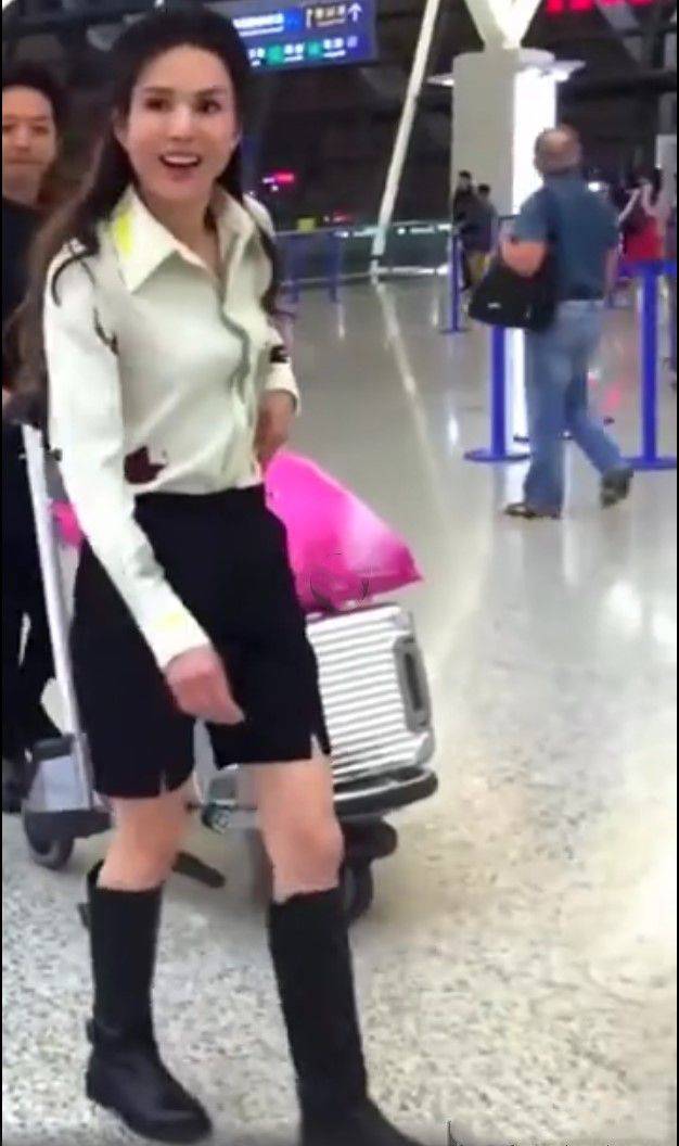 显得李若彤走机场穿的真年轻，卫衣配贝雷帽，55岁这样打扮谁都漂亮！