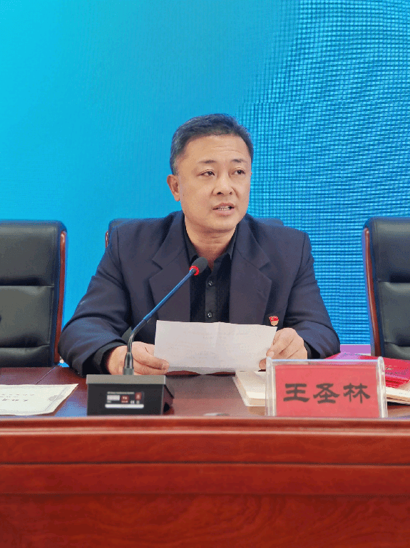 会上,副校长刘昌平宣读了家委会章程,带领大家学习了家委会的工作宗旨