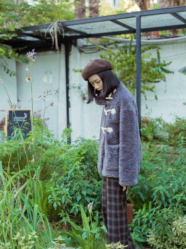 设计 小姐姐“毛绒绒”外套好温馨，外套保暖还时髦，2021的流行款?