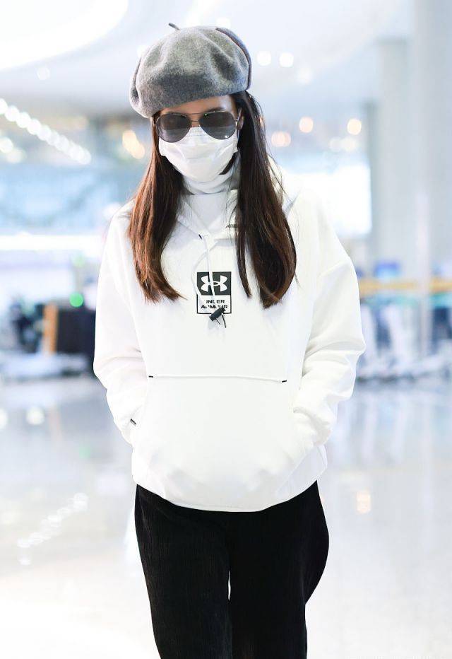 显得李若彤走机场穿的真年轻，卫衣配贝雷帽，55岁这样打扮谁都漂亮！