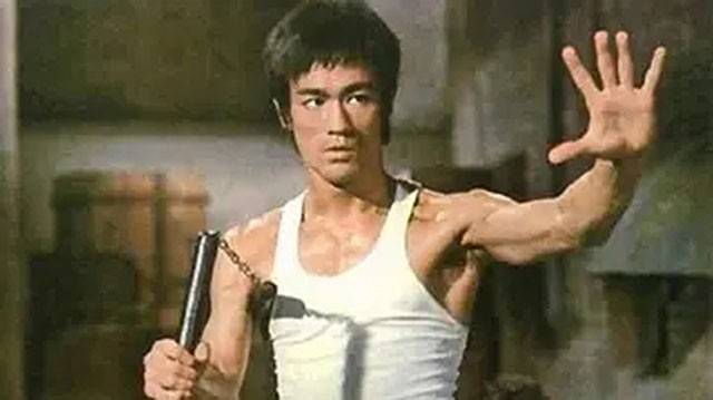 梦起之|李小龙辞世后葬于西雅图，二十年后儿子陪伴在侧，碑文令人深思