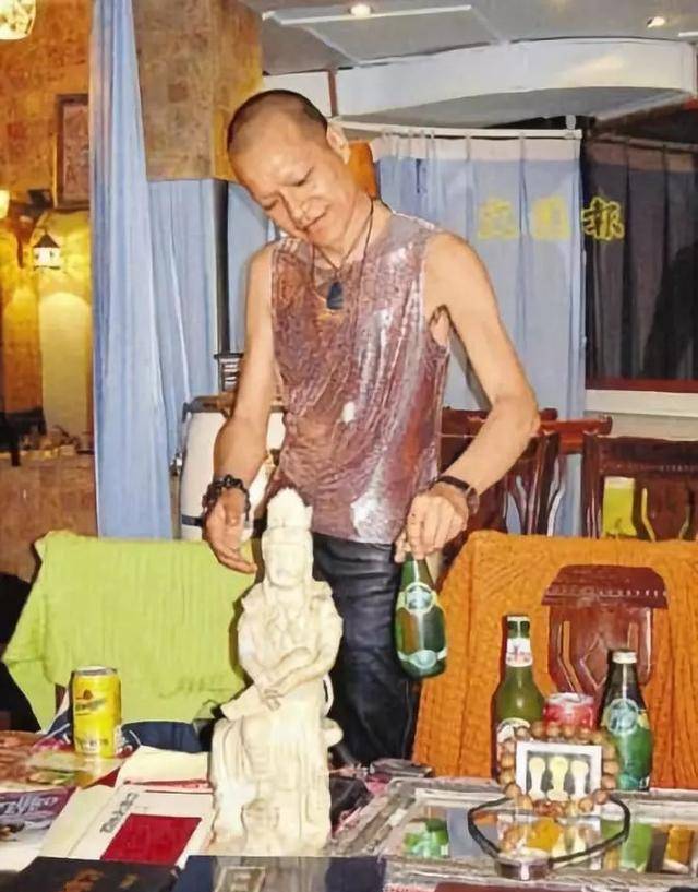 原创四大癫王洪朝丰与富婆相恋10年被抛弃今精神失常进佛门清修