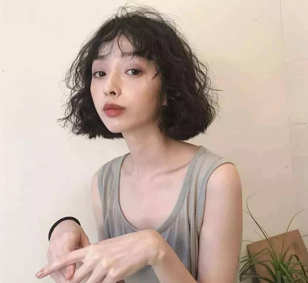 2021流行"短发小爆卷"_发型_小卷_妹子