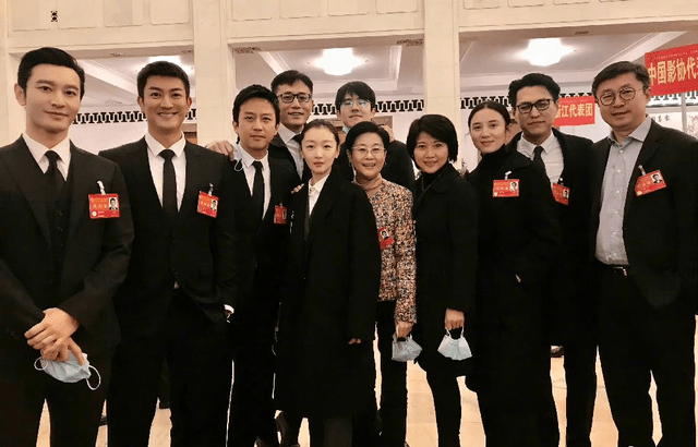 层次 央视主持天团开会受追捧！朱迅站C位成团宠，周涛比佟丽娅还洋气