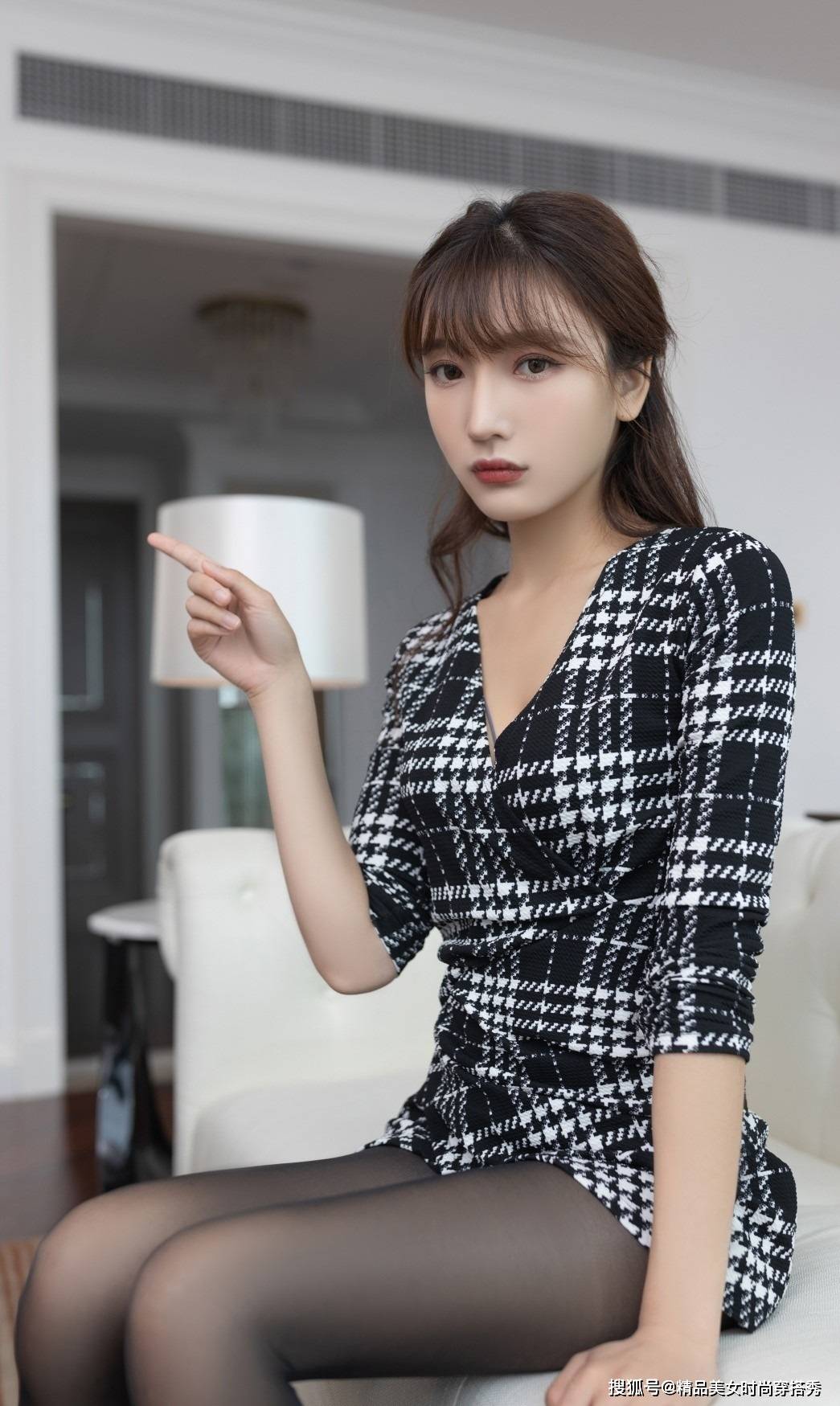 黑色 清新浪漫的格子裙搭配一双黑色高跟鞋，精致优雅的女人就是你啦！