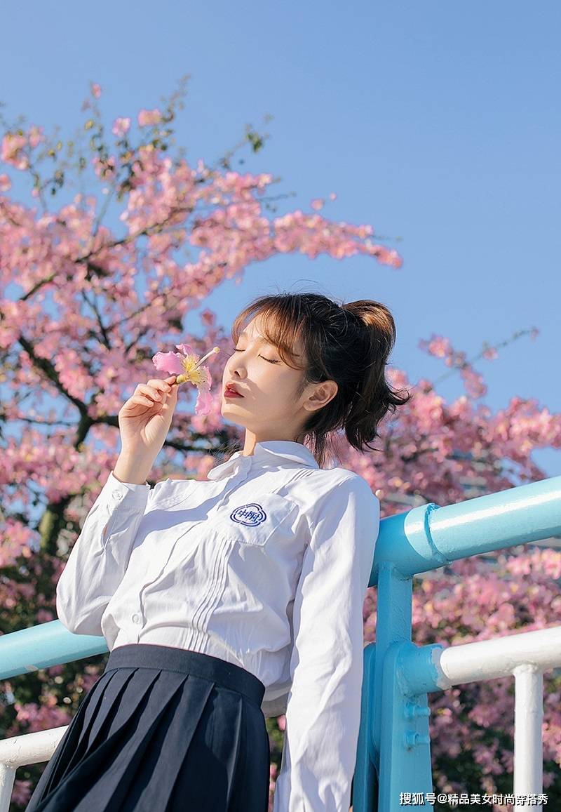 白色衬衫下搭蓝色的百褶裙甜美学院风演绎时尚清新的校园女神