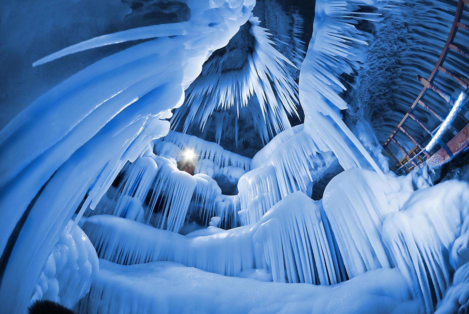 有万年冰洞、千年地火的芦芽山，是山西最奇特、风景最美的山川