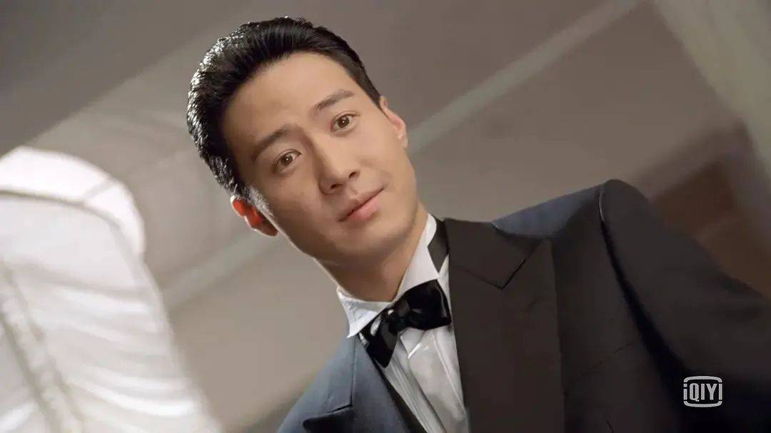 干脆回溯赌神高进年轻时的往事,主演从周润发也换成了黎明