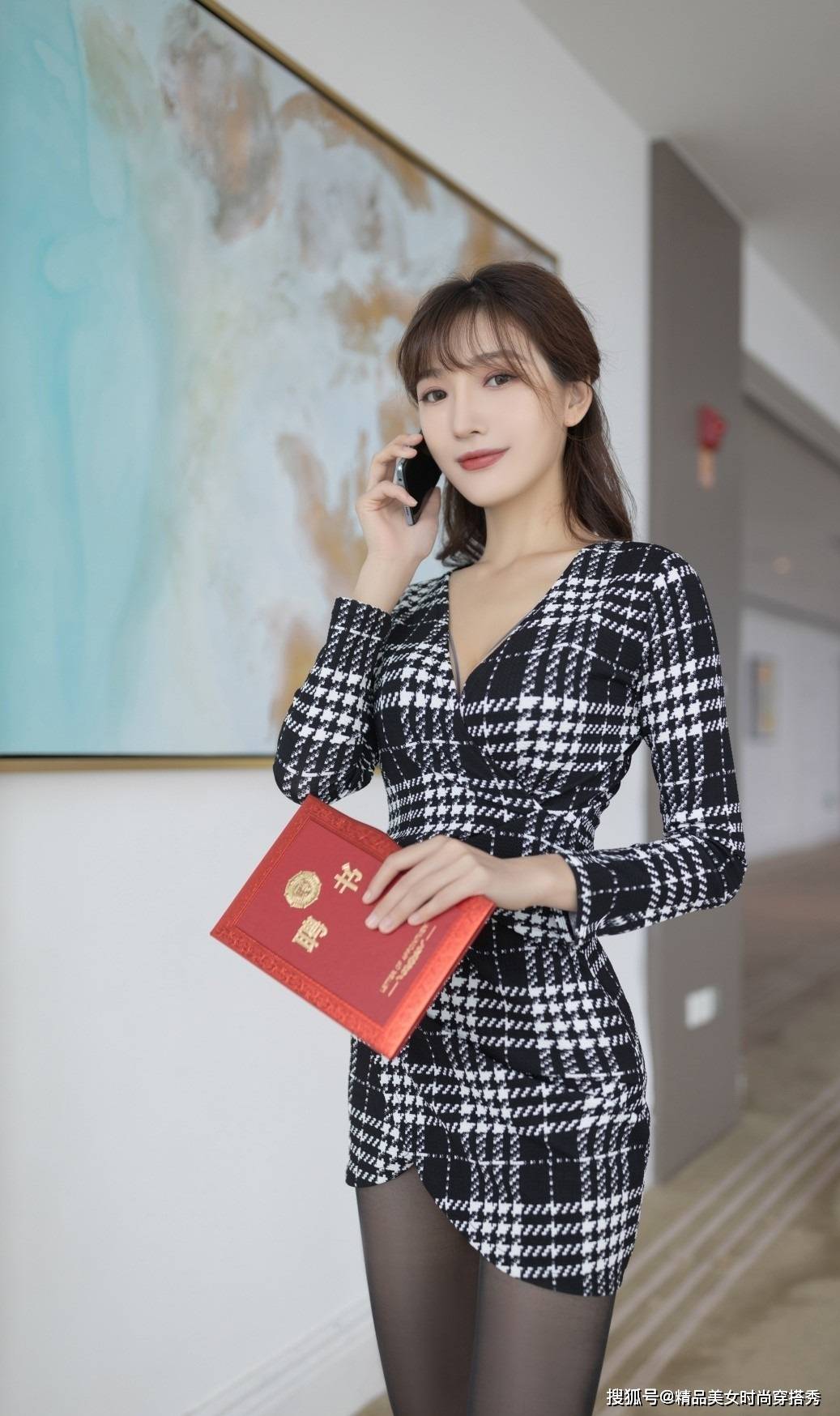 黑色 清新浪漫的格子裙搭配一双黑色高跟鞋，精致优雅的女人就是你啦！