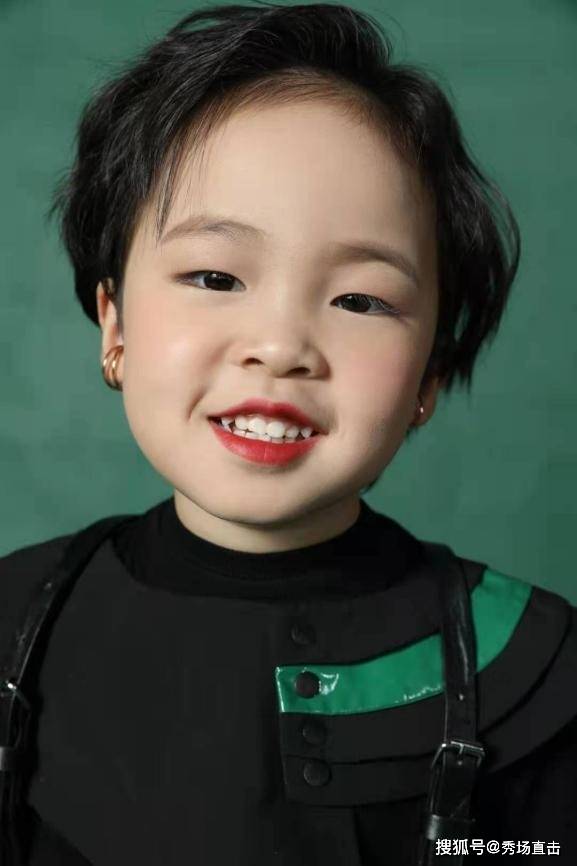 从容|2021 FASHION TOP时装周网络人气季军-周思怡