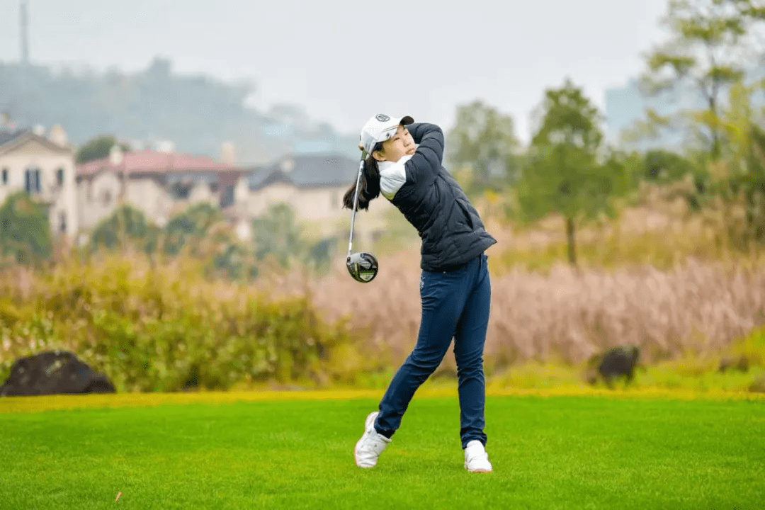 女子方面,a组邹思远首轮在3,4号洞连续抓得2只小鸟,遥遥领先小组,决赛