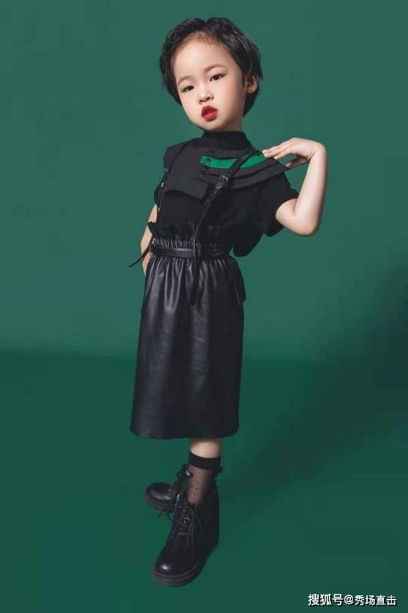 从容|2021 FASHION TOP时装周网络人气季军-周思怡