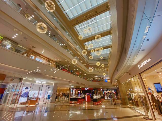 佛山千灯湖cbd有一家热门商场,购物观景两不误,游客都过来打卡_保利
