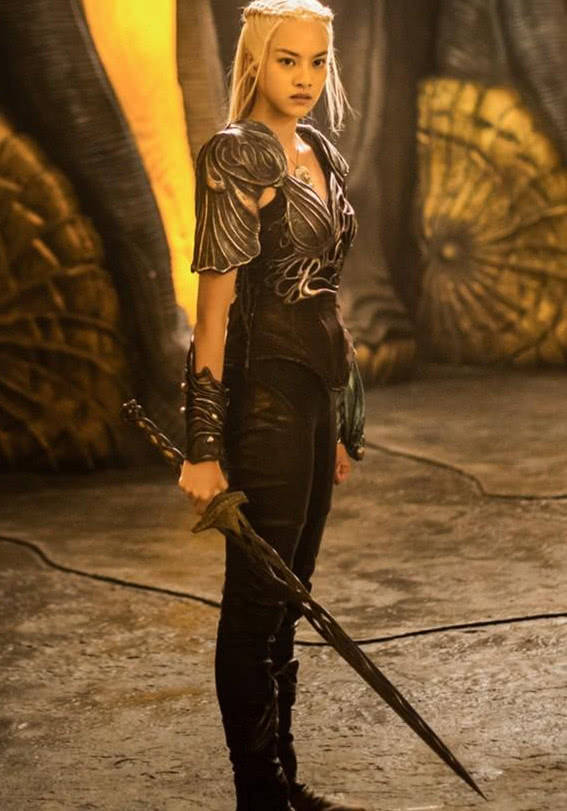 因为|19岁被成龙选中，主演电影亏损7个亿，至今还在三四线