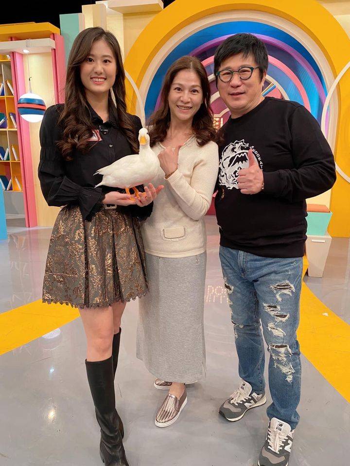 原创水手郑智化12月17日晒照妻子超温柔22岁女儿颜值不输明星