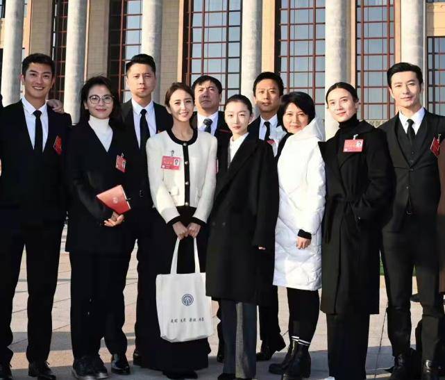 周冬雨 30岁周冬雨成大赢家!首次参加文代会是生日礼物,素颜也挺好看