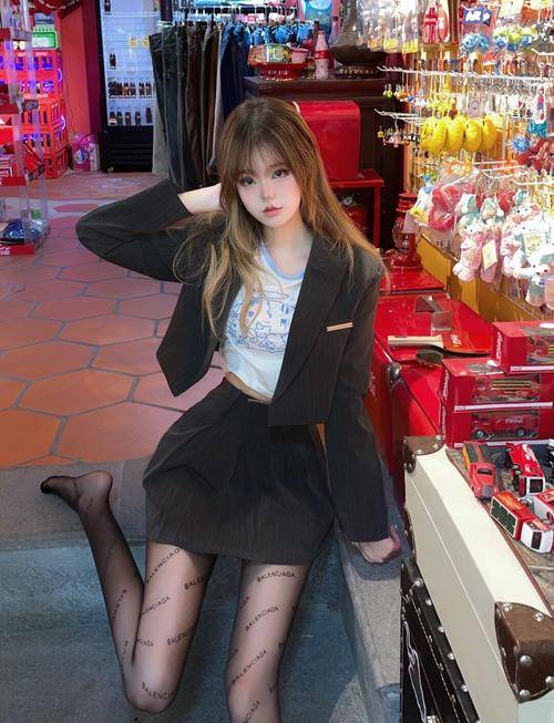 灰色套裙加上针织衫是ol上班的常睹化装_妹子_短裙_马甲