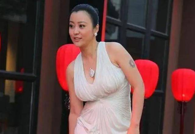 好身材 郝蕾活动旧照被翻出,穿低领装扎丸子头,身形太美引发争议