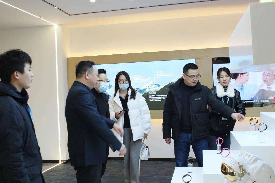 展厅高级讲解师鲁玉慧对集团的发展历程,价值观,产品更新迭代的背景